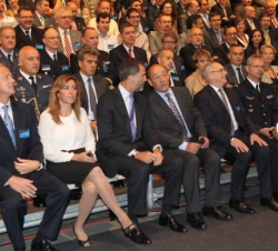Don Felipe durante la proyección de un vídeo sobre el A400M, junto al ministro de la Defensa de la República Francesa y la presidenta de la Junta de A